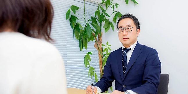 親身に家族相談を伺う吉田研三代表